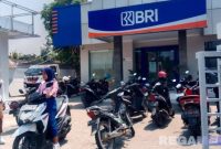 Caption: Kantor Cabang Bank Rakyat Indonesia (BRI) Kabupaten Bangkalan, Madura, Jawa Timur. 