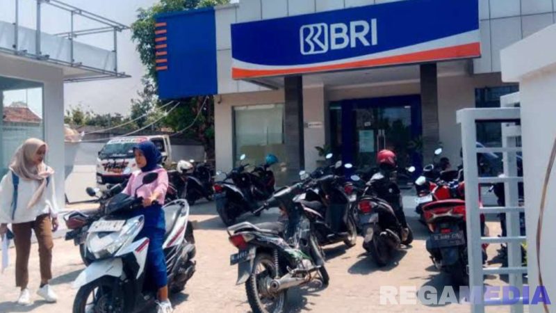 Caption: Kantor Cabang Bank Rakyat Indonesia (BRI) Kabupaten Bangkalan, Madura, Jawa Timur. 