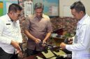 Caption: Kasi Adm Kamtib Lapas Narkotika Pamekasan bersama Baminurmintu Sat Intelkam Polres Pamekasan, tengah cek fisik senjata api. 