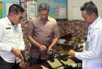 Caption: Kasi Adm Kamtib Lapas Narkotika Pamekasan bersama Baminurmintu Sat Intelkam Polres Pamekasan, tengah cek fisik senjata api. 