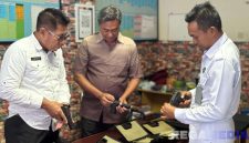 Caption: Kasi Adm Kamtib Lapas Narkotika Pamekasan bersama Baminurmintu Sat Intelkam Polres Pamekasan, tengah cek fisik senjata api. 