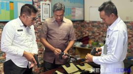 Caption: Kasi Adm Kamtib Lapas Narkotika Pamekasan bersama Baminurmintu Sat Intelkam Polres Pamekasan, tengah cek fisik senjata api. 