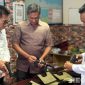 Caption: Kasi Adm Kamtib Lapas Narkotika Pamekasan bersama Baminurmintu Sat Intelkam Polres Pamekasan, tengah cek fisik senjata api. 