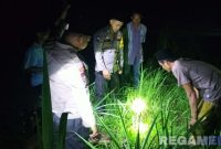 Caption: anggota Polsek Ketapang bersama warga mendatangi lokasi ditemukannya bayi berjenis kelamin laki-laki, (sumber foto: Humas Polres Sampang). 