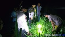 Caption: anggota Polsek Ketapang bersama warga mendatangi lokasi ditemukannya bayi berjenis kelamin laki-laki, (sumber foto: Humas Polres Sampang). 