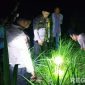 Caption: anggota Polsek Ketapang bersama warga mendatangi lokasi ditemukannya bayi berjenis kelamin laki-laki, (sumber foto: Humas Polres Sampang). 
