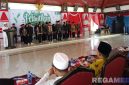 Caption: KH. Amin Syafi'uddin saat melantik Pengurus Ikatan Mahasiswa Darul Ulum Gersempal di Pendopo Trunojoyo Sampang, (dok. regamedianews). 