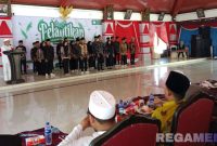 Caption: KH. Amin Syafi'uddin saat melantik Pengurus Pusat Ikatan Mahasiswa Darul Ulum Gersempal di Pendopo Trunojoyo, (dok. regamedianews). 