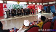 Caption: KH. Amin Syafi'uddin saat melantik Pengurus Ikatan Mahasiswa Darul Ulum Gersempal di Pendopo Trunojoyo Sampang, (dok. regamedianews). 