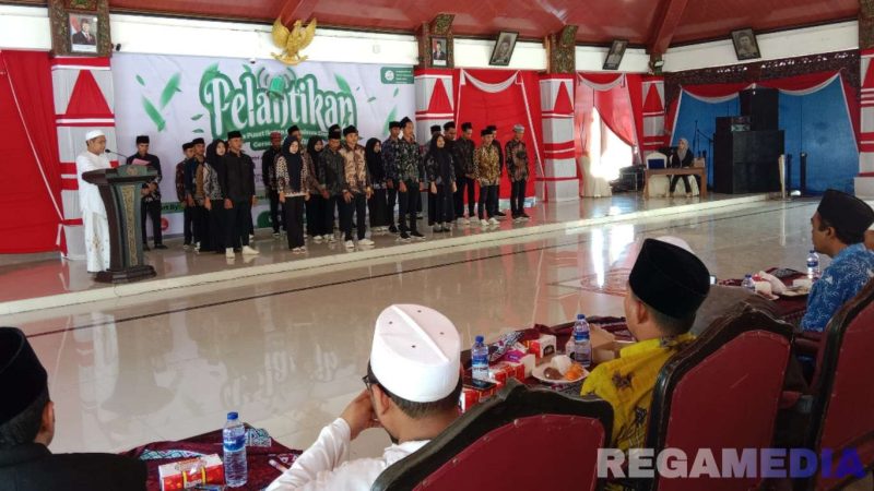 Caption: KH. Amin Syafi'uddin saat melantik Pengurus Pusat Ikatan Mahasiswa Darul Ulum Gersempal di Pendopo Trunojoyo, (dok. regamedianews). 