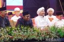 Caption: Bupati Sumenep Achmad Fauzi berdampingan dengan Gus Khoiron Zaini pimpinan majelis pemuda bersholawat At-Taufiq, (sumber foto: Sumenep.go.id). 