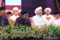 Caption: Bupati Sumenep Achmad Fauzi berdampingan dengan Gus Khoiron Zaini pimpinan majelis pemuda bersholawat At-Taufiq, (sumber foto: Sumenep.go.id). 