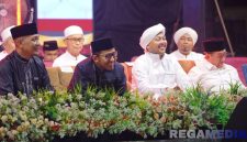 Caption: Bupati Sumenep Achmad Fauzi berdampingan dengan Gus Khoiron Zaini pimpinan majelis pemuda bersholawat At-Taufiq, (sumber foto: Sumenep.go.id). 