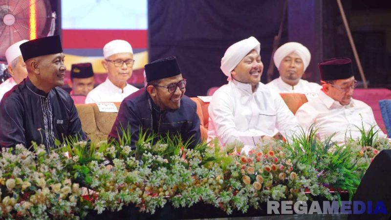 Caption: Bupati Sumenep Achmad Fauzi berdampingan dengan Gus Khoiron Zaini pimpinan majelis pemuda bersholawat At-Taufiq, (sumber foto: Sumenep.go.id). 