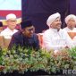 Caption: Bupati Sumenep Achmad Fauzi berdampingan dengan Gus Khoiron Zaini pimpinan majelis pemuda bersholawat At-Taufiq, (sumber foto: Sumenep.go.id). 