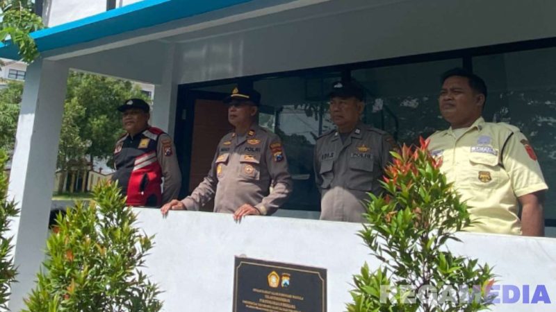 Caption: petugas keamanan kampus UTM terima sambang patroli Polres Bangkalan, (dok. regamedianews). 