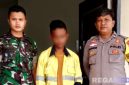 Caption: inisial RT (tengah) terduga pelaku tindak pidana pencurian uang saat diamankan anggota Polri dan TNI, (dok. regamedianews). 