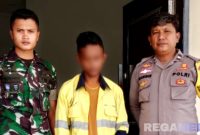 Caption: inisial RT (tengah) terduga pelaku tindak pidana pencurian uang saat diamankan anggota Polri dan TNI, (dok. regamedianews). 