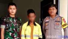 Caption: inisial RT (tengah) terduga pelaku tindak pidana pencurian uang saat diamankan anggota Polri dan TNI, (dok. regamedianews). 
