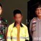 Caption: inisial RT (tengah) terduga pelaku tindak pidana pencurian uang saat diamankan anggota Polri dan TNI, (dok. regamedianews). 
