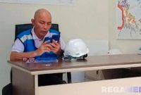 Caption: Humas Hutan Tanaman Industri (HTI) Group, Mansir Mundeng, menyikapi tudingan salah satu aktivis Gorut, (dok. regamedianews). 