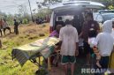 Caption: jenazah korban saat hendak dievakuasi menggunakan mobil ambulance Puskesmas Omben, dari lokasi ditemukannya korban di Desa Rapa Daya. 