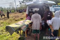 Caption: jenazah korban saat hendak dievakuasi menggunakan mobil ambulance Puskesmas Omben, dari lokasi ditemukannya korban di Desa Rapa Daya. 