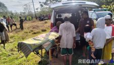 Caption: jenazah korban saat hendak dievakuasi menggunakan mobil ambulance Puskesmas Omben, dari lokasi ditemukannya korban di Desa Rapa Daya. 