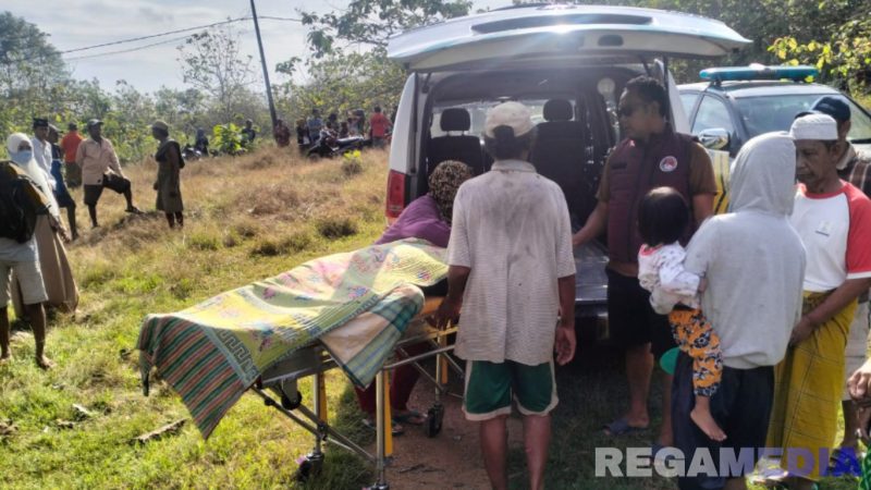 Caption: jenazah korban saat hendak dievakuasi menggunakan mobil ambulance Puskesmas Omben, dari lokasi ditemukannya korban di Desa Rapa Daya. 