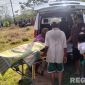 Caption: jenazah korban saat hendak dievakuasi menggunakan mobil ambulance Puskesmas Omben, dari lokasi ditemukannya korban di Desa Rapa Daya. 