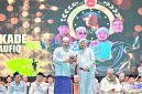 Caption: Gus Khoiron Zaini (Ketum Attaufiq) saat memberikan souvenir kepada Bupati Sampang (dok.Attaufiq)