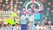Caption: Gus Khoiron Zaini (Ketum Attaufiq) saat memberikan souvenir kepada Bupati Sampang (dok.Attaufiq)