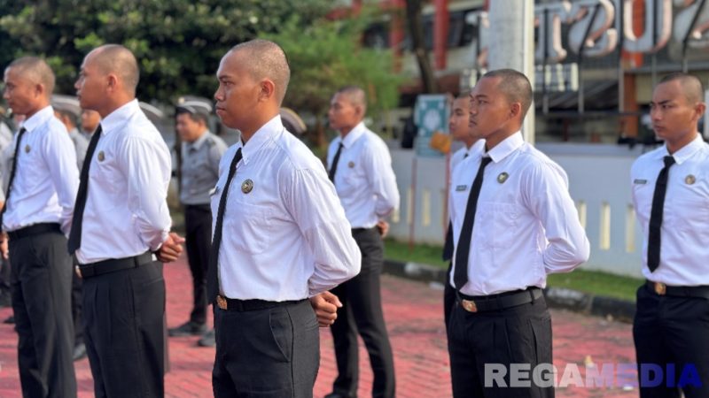 Captiom: tujuh CPNS baru saat mengikuti apel di halaman kantor Lapas Narkotika Pamekasan, (foto istimewa). 