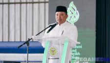 Caption: Bupati Sampang H.Slamet Junaidi sampaikan sambutan saat acara silaturahmi dan haul masyayikh Ponpes Bata-Bata, (sumber foto: Prokopim Pemkab Sampang). 
