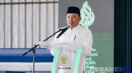 Caption: Bupati Sampang H.Slamet Junaidi sampaikan sambutan saat acara silaturahmi dan haul masyayikh Ponpes Bata-Bata, (sumber foto: Prokopim Pemkab Sampang). 