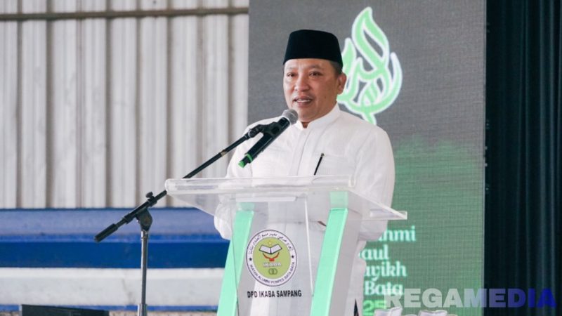 Caption: Bupati Sampang H.Slamet Junaidi sampaikan sambutan saat acara silaturahmi dan haul masyayikh Ponpes Bata-Bata, (sumber foto: Prokopim Pemkab Sampang). 