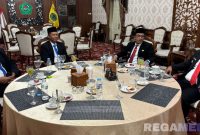 Caption: Bupati Pamekasan KH.Kholilurrahman saat menemui Kalapas Kelas IIA Pamekasan dan Kalapas Narkotika, di Pendopo Ronggosukowati. 