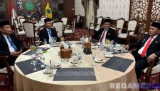 Caption: Bupati Pamekasan KH.Kholilurrahman saat menemui Kalapas Kelas IIA Pamekasan dan Kalapas Narkotika, di Pendopo Ronggosukowati. 