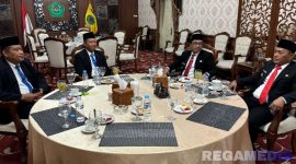 Caption: Bupati Pamekasan KH.Kholilurrahman saat menemui Kalapas Kelas IIA Pamekasan dan Kalapas Narkotika, di Pendopo Ronggosukowati. 