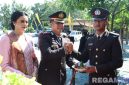 Caption: didampingi istri, Kapolres Bangkalan AKBP Hendro Sukmono berikan potongan tumpeng kepada anggotanya saat momen Hari Bhayangkara ke-79. 