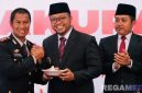 Caption: Kapolres Sampang berjabat tangan dengan Wabup Ra Mahfud, didampingi Ketua DPRD Sampang saat peringatan Hari Bhayangkara ke-79 di Pendopo Trunojoyo, (sumber foto: Prokopim Pemkab Sampang). 