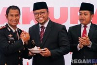 Caption: Kapolres Sampang berjabat tangan dengan Wabup Ra Mahfud, didampingi Ketua DPRD Sampang saat peringatan Hari Bhayangkara ke-79 di Pendopo Trunojoyo, (sumber foto: Prokopim Pemkab Sampang). 