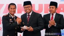 Caption: Kapolres Sampang berjabat tangan dengan Wabup Ra Mahfud, didampingi Ketua DPRD Sampang saat peringatan Hari Bhayangkara ke-79 di Pendopo Trunojoyo, (sumber foto: Prokopim Pemkab Sampang). 