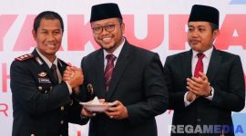 Caption: Kapolres Sampang berjabat tangan dengan Wabup Ra Mahfud, didampingi Ketua DPRD Sampang saat peringatan Hari Bhayangkara ke-79 di Pendopo Trunojoyo, (sumber foto: Prokopim Pemkab Sampang). 