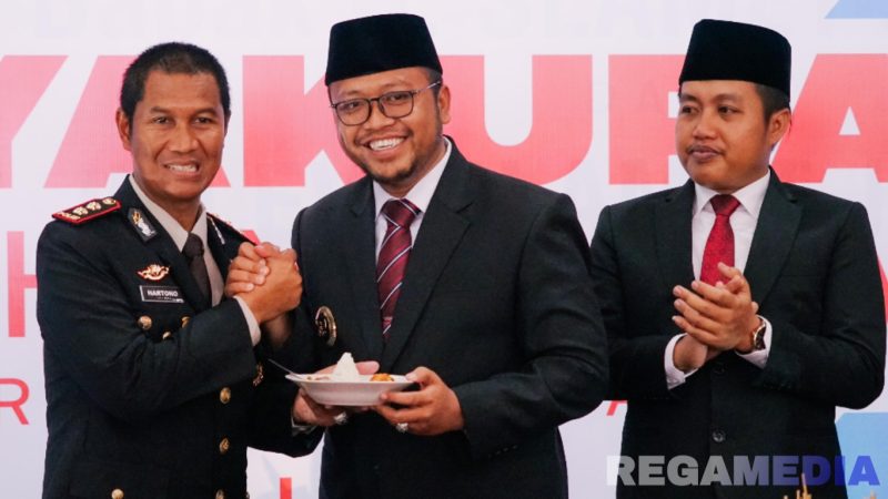 Caption: Kapolres Sampang berjabat tangan dengan Wabup Ra Mahfud, didampingi Ketua DPRD Sampang saat peringatan Hari Bhayangkara ke-79 di Pendopo Trunojoyo, (sumber foto: Prokopim Pemkab Sampang). 
