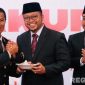 Caption: Kapolres Sampang berjabat tangan dengan Wabup Ra Mahfud, didampingi Ketua DPRD Sampang saat peringatan Hari Bhayangkara ke-79 di Pendopo Trunojoyo, (sumber foto: Prokopim Pemkab Sampang). 