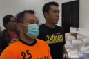 Caption: inisial ZA, tersangka penganiayaan kurir ekspedisi tampak memakai baju tahanan dan dikawal anggota Satreskrim Polres Pamekasan, (dok. regamedianews). 