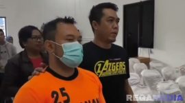 Caption: inisial ZA, tersangka penganiayaan kurir ekspedisi tampak memakai baju tahanan dan dikawal anggota Satreskrim Polres Pamekasan, (dok. regamedianews). 