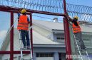 Caption: perketat sistem pengawasan dan keamanan, pemasangan cctv dilakukan dibeberapa titik di lingkungan Lapas Narkotika Pamekasan. 