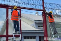 Caption: perketat sistem pengawasan dan keamanan, pemasangan cctv dilakukan dibeberapa titik di lingkungan Lapas Narkotika Pamekasan. 